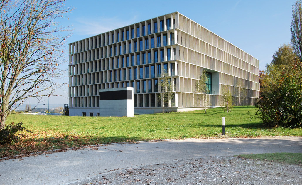 Eine beeindruckende Natursteinfassade - «E-Science Lab HIT», ETH Zürich