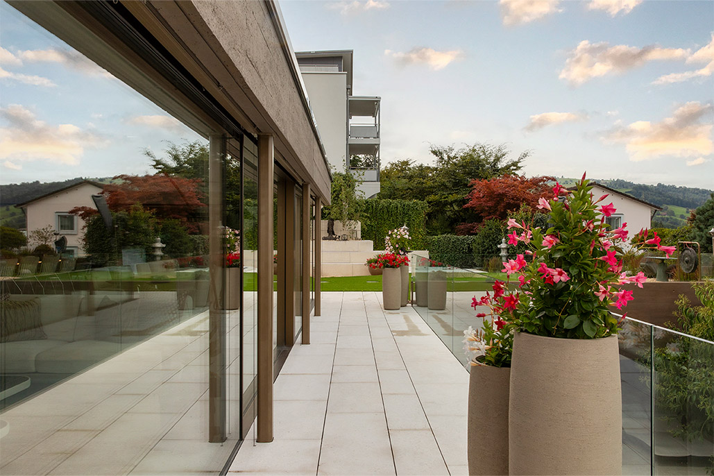 Terrassenbelag in Outdoor Wellnessanlage mit Pool