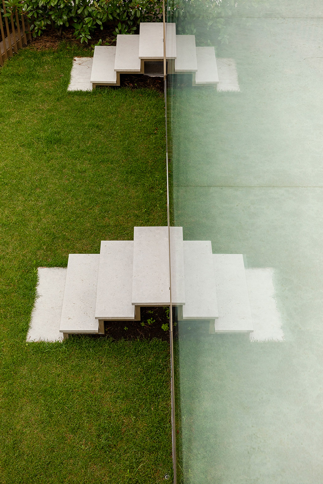 Terrassenbelag in Outdoor Wellnessanlage mit Pool